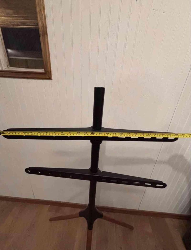 Soporte de TV con patas de metal - 4