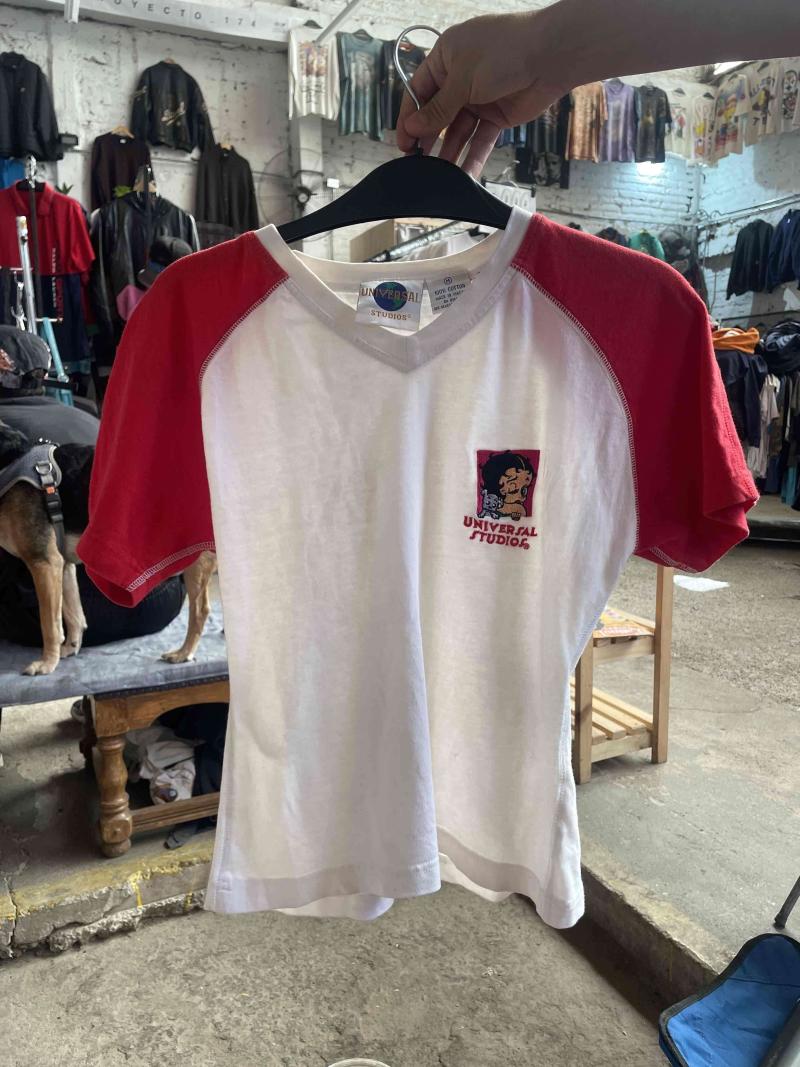 Polera Universal Studios blanca y roja