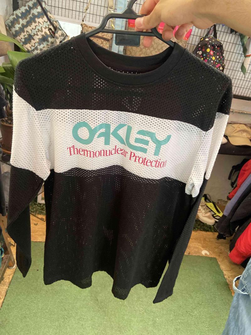 Polera deportiva Oakley negra y blanca XS