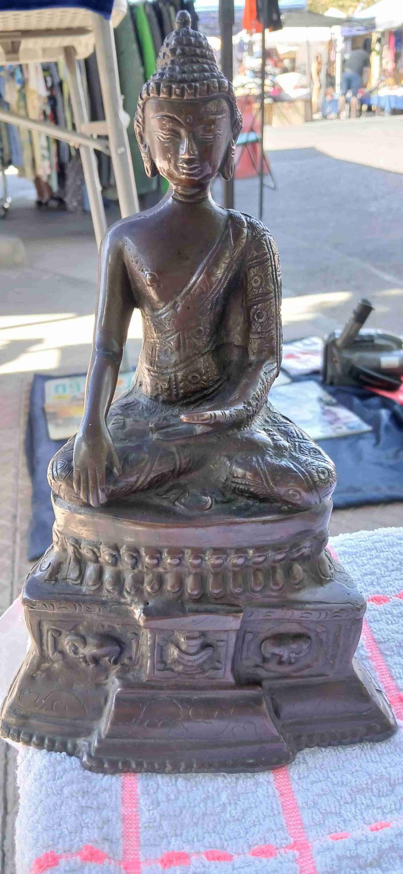 Estatua de Buda en bronce
