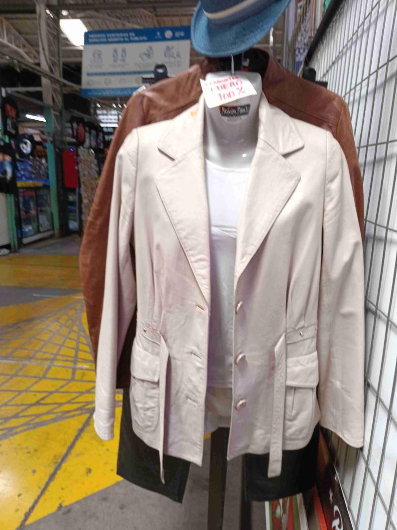 Chaqueta cuero beige con bolsillos