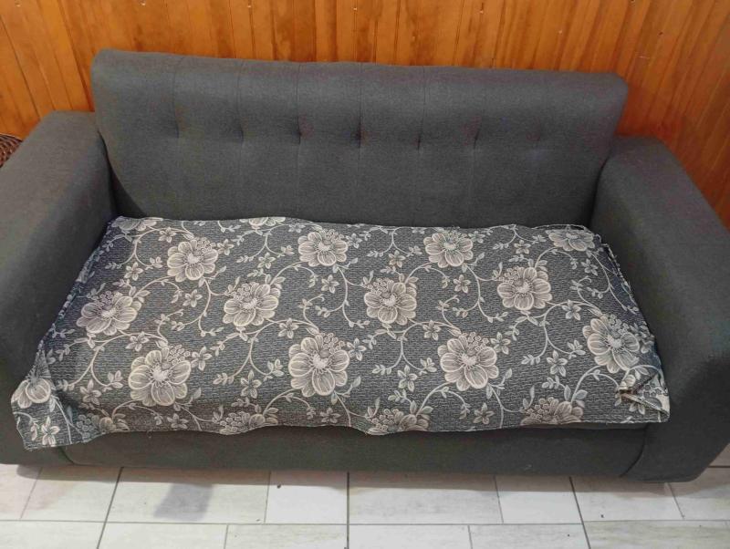 Sofá gris oscuro