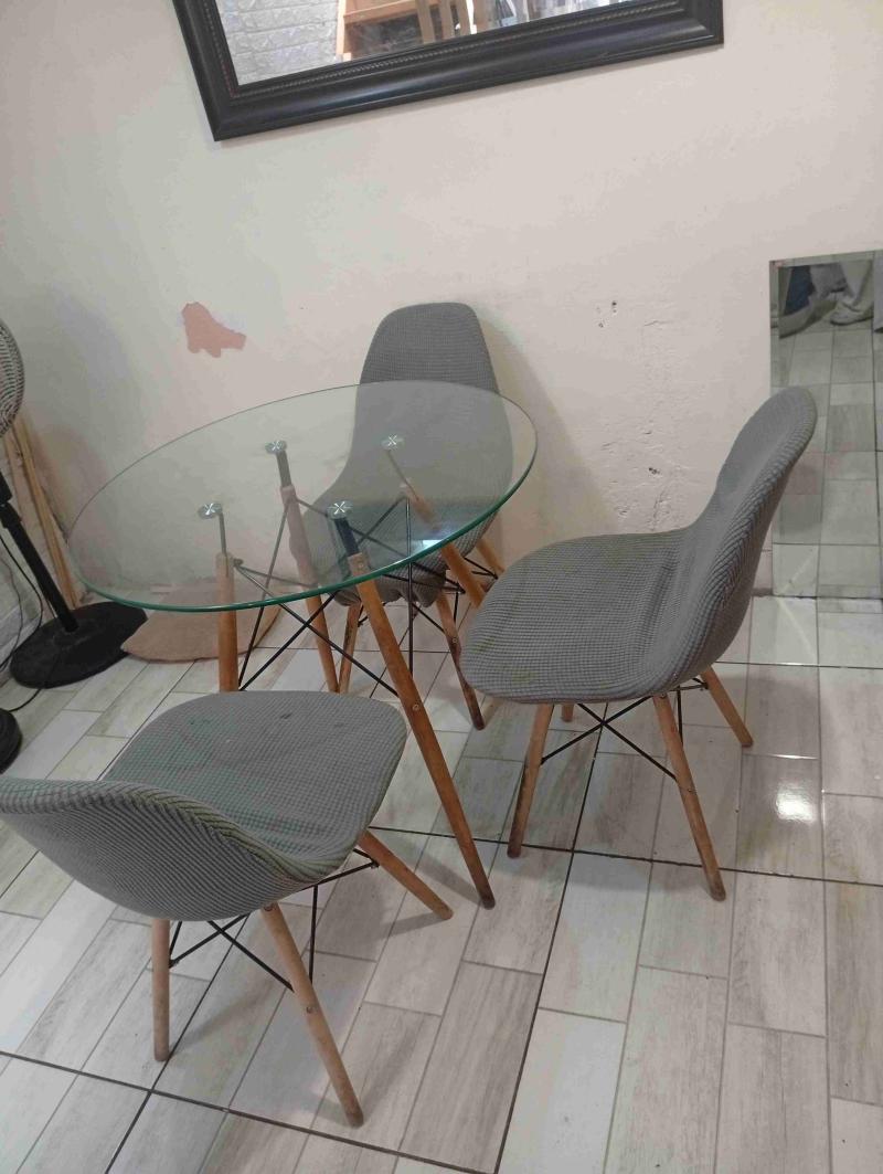 Juego de comedor vidrio y sillas grises