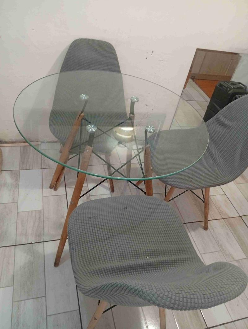 Juego de comedor vidrio y sillas grises - 2