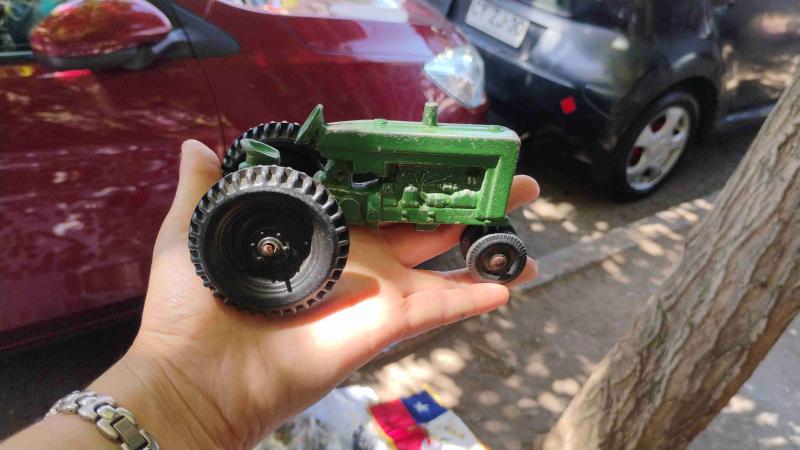 Tractor de juguete metálico verde