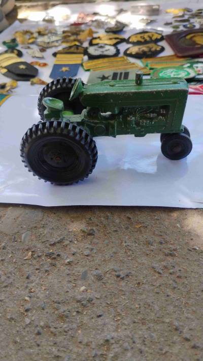 Tractor de juguete metálico verde - miniatura 2