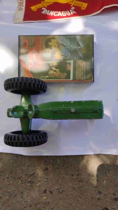 Tractor de juguete metálico verde - miniatura 3