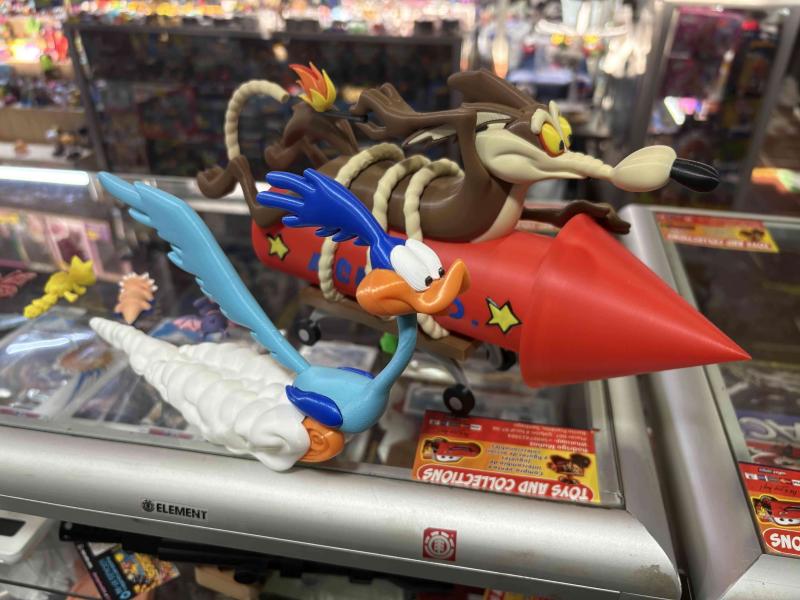 Figura de colección Correcaminos y Coyote