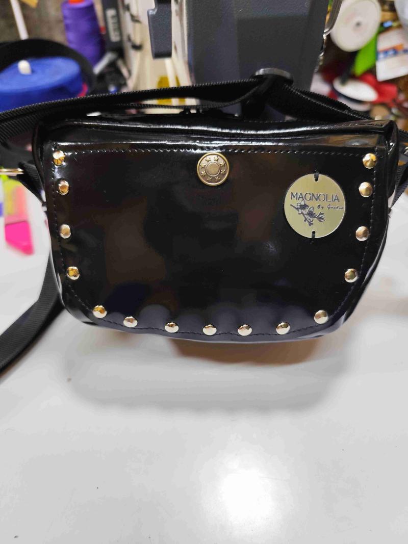 Cartera Magnolia negra con tachas