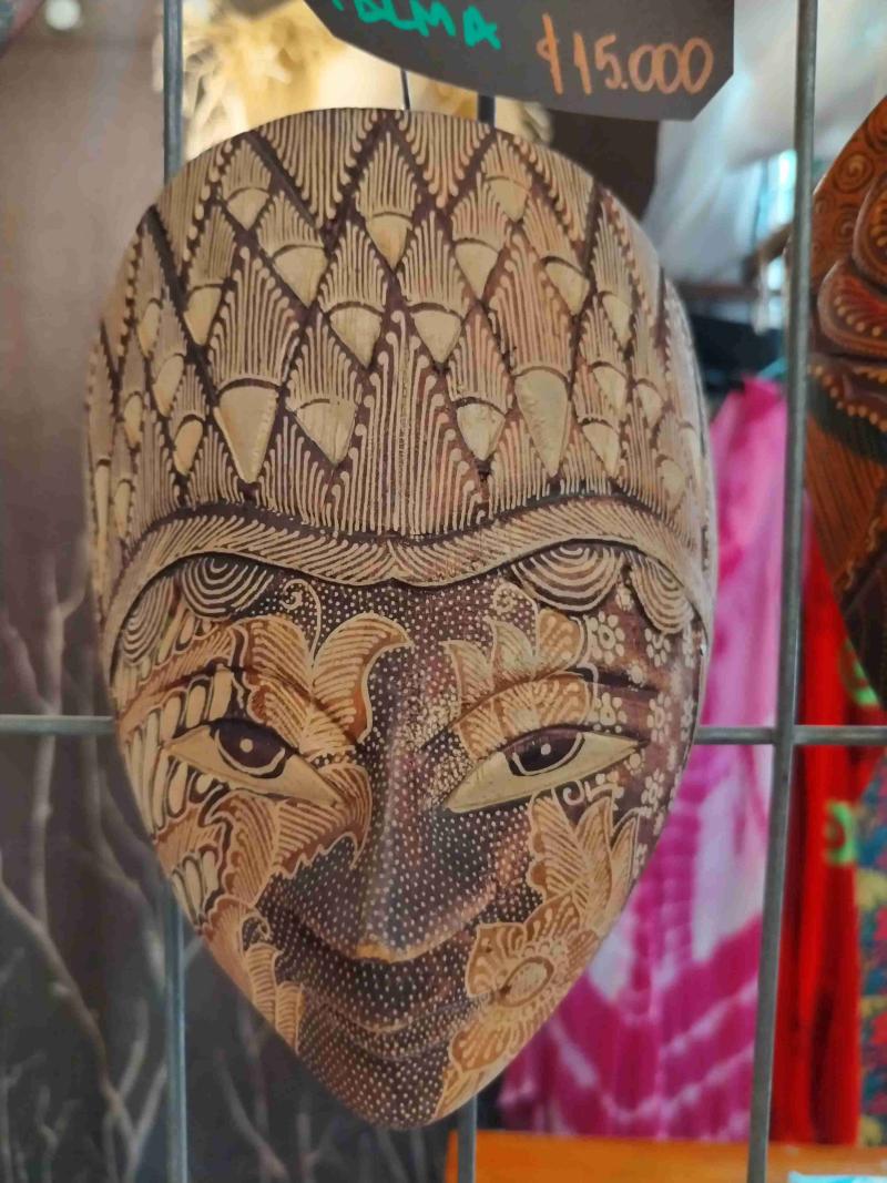 Máscara decorativa tallada en madera