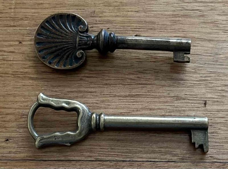 Llaves antiguas de bronce para muebles