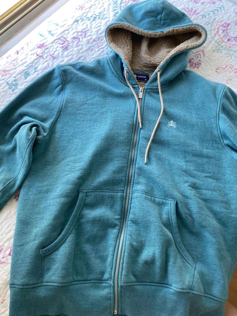 Polerón con capucha azul turquesa