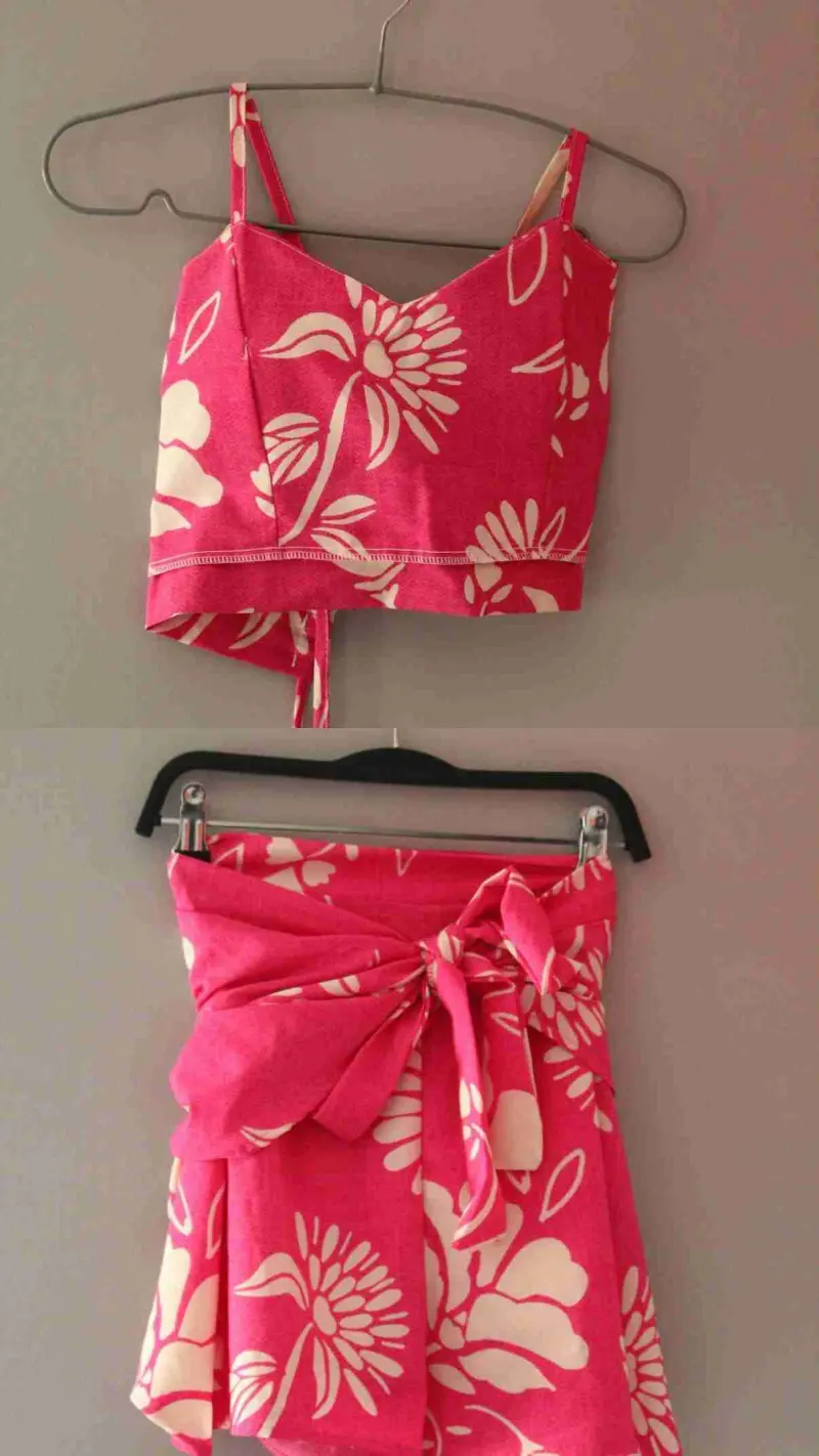 Conjunto top y falda rosa brasileño