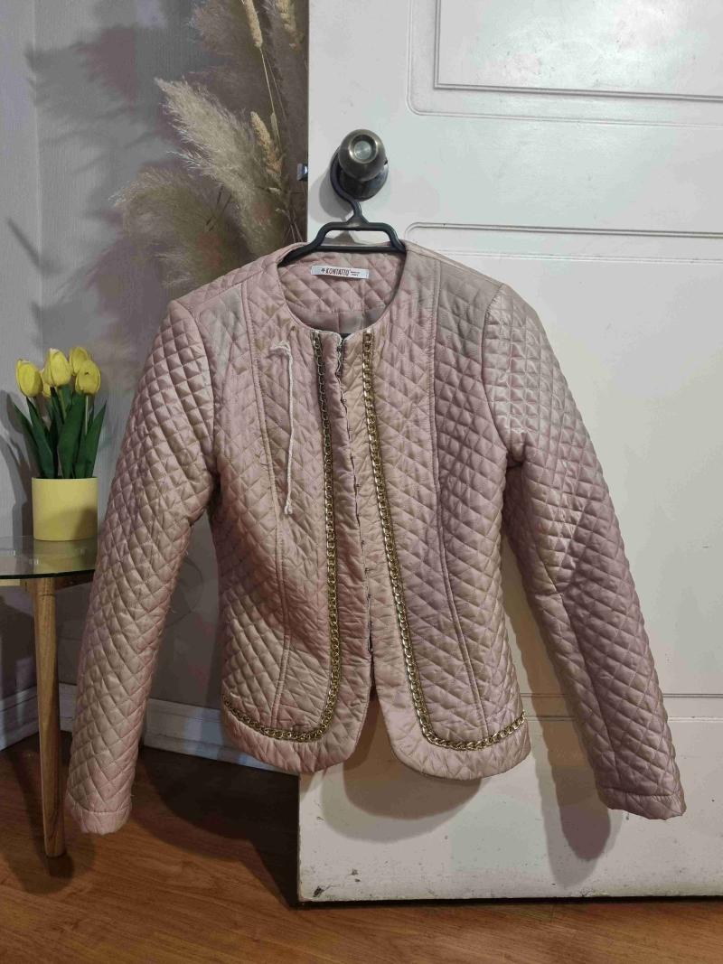 Chaqueta acolchada rosa con cadenas