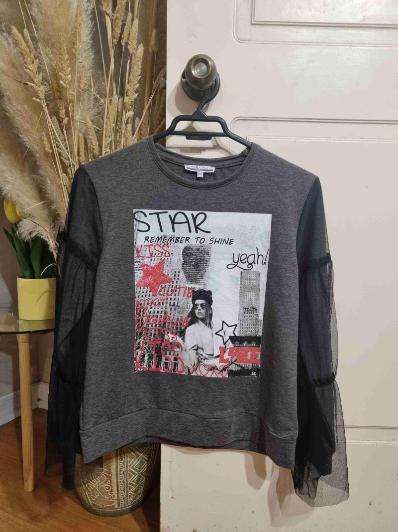 Polera gris con mangas de malla