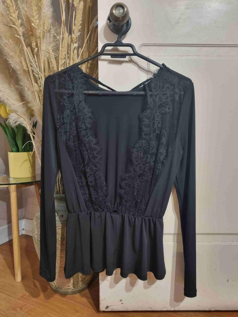 Blusa negra con encaje
