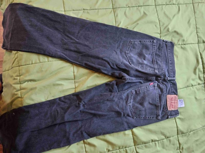Jeans levis oscuros para hombre - 3