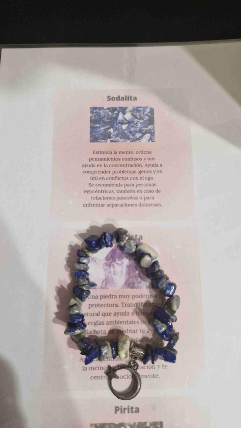Pulsera de sodalita con dije