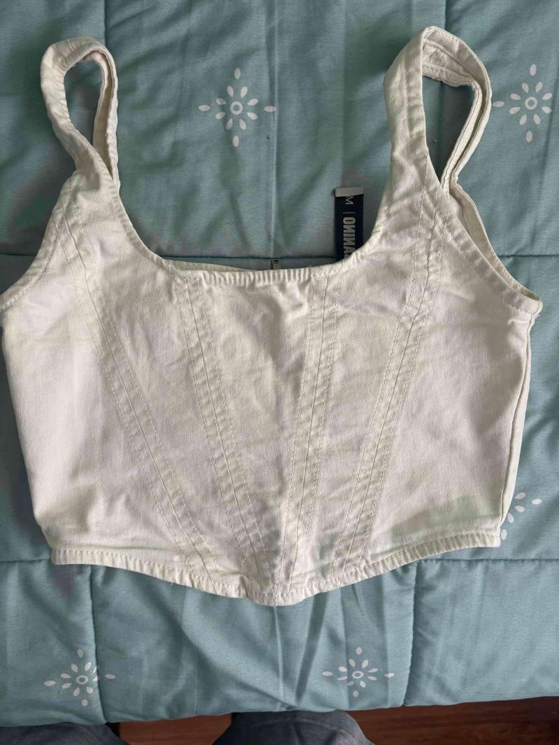 Top corto blanco con tirantes