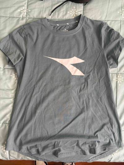 Polera gris con logo - miniatura 1