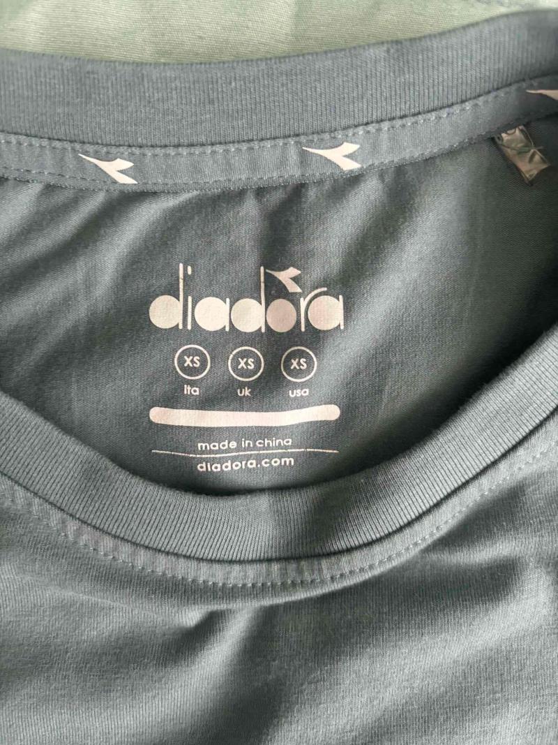 Polera gris con logo - 2