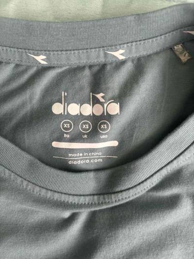 Polera gris con logo - miniatura 2