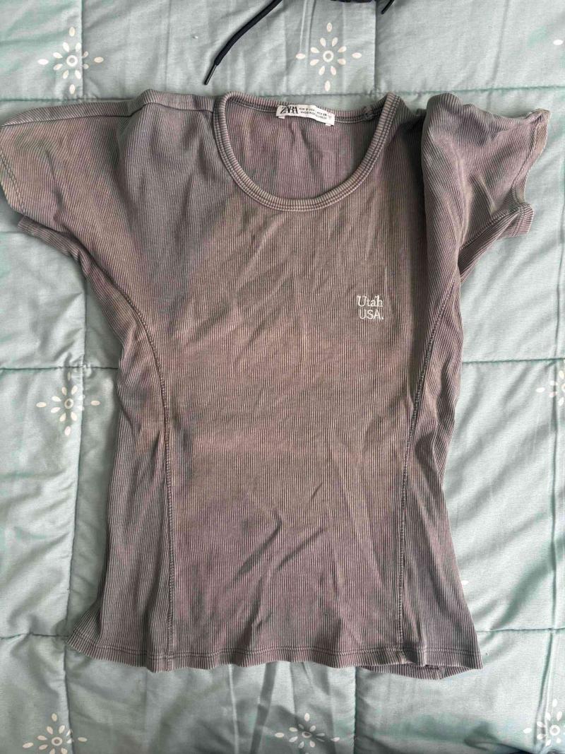 Polera gris con logo 'Utah USA'