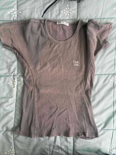 Polera gris con logo 'Utah USA' - miniatura 1