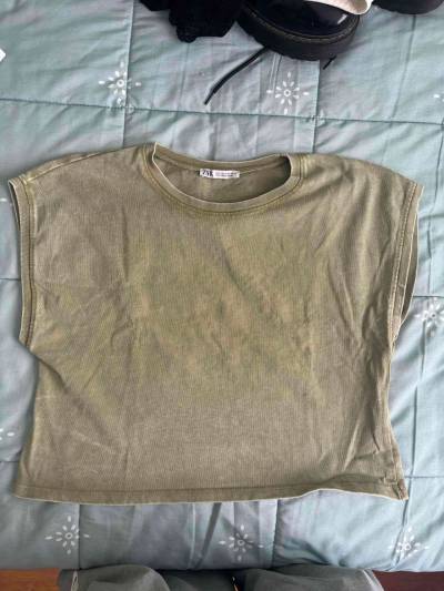 Polera verde oliva sin mangas - miniatura 1