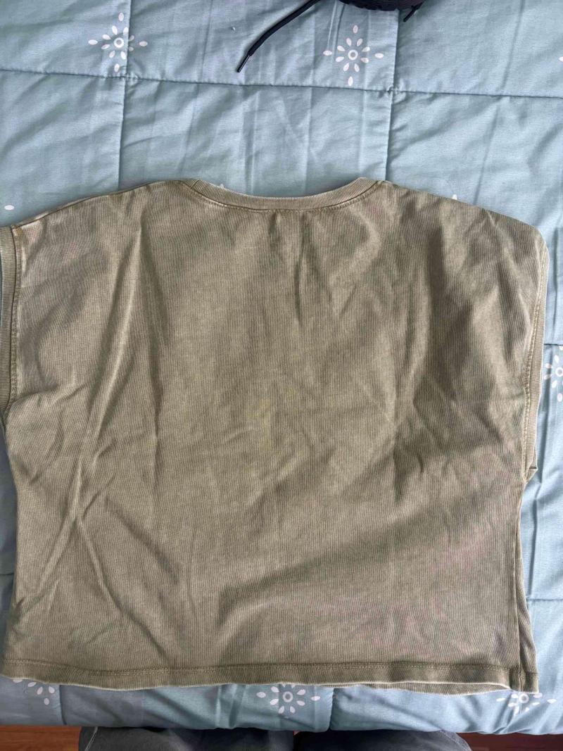Polera verde oliva sin mangas - 3