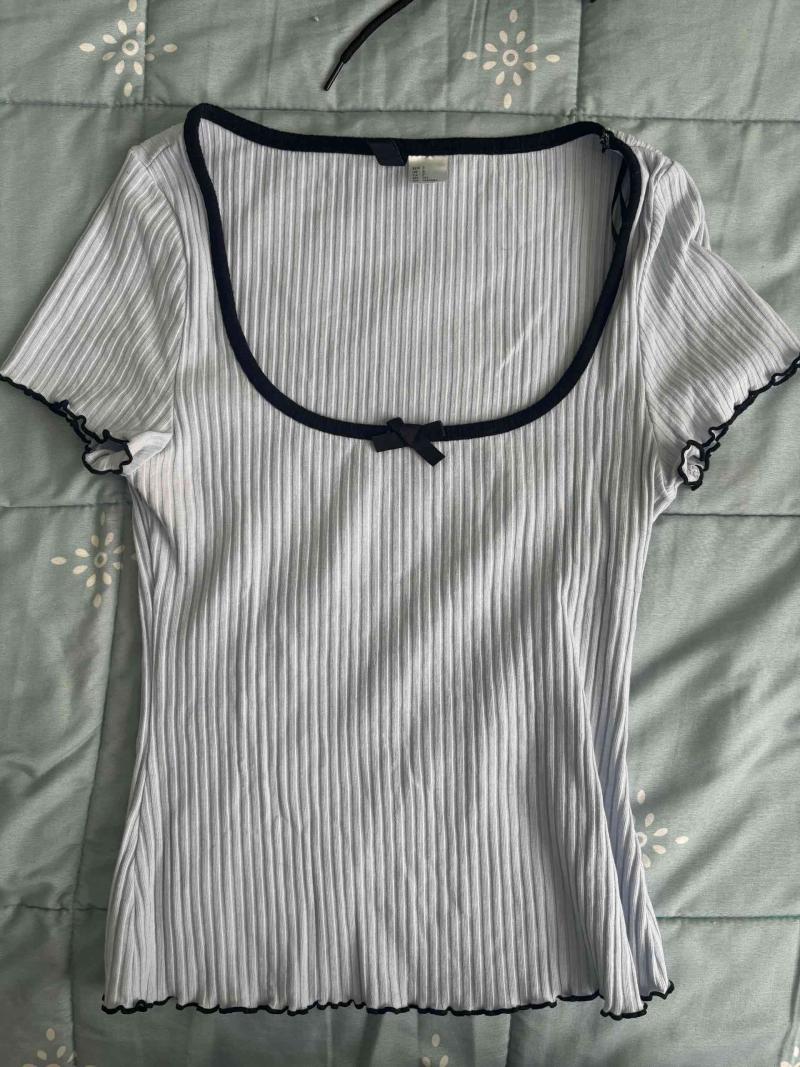 Polera gris con borde negro