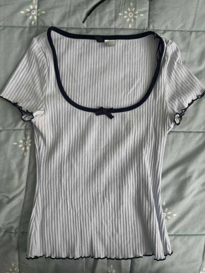 Polera gris con borde negro - miniatura 1