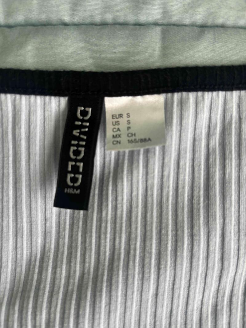 Polera gris con borde negro - 2