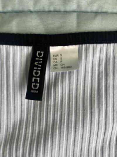 Polera gris con borde negro - miniatura 2