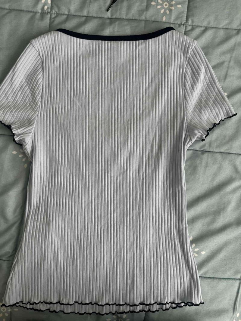 Polera gris con borde negro - 3