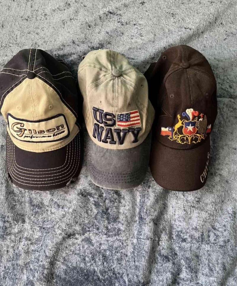 Set de tres gorras estampadas