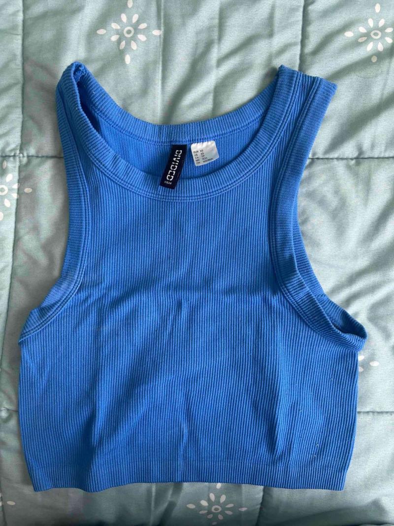 Top azul sin mangas Divided