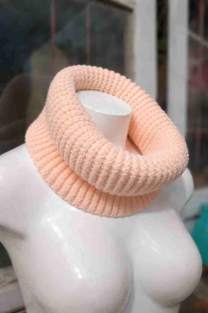 Cuello de lana rosa suave