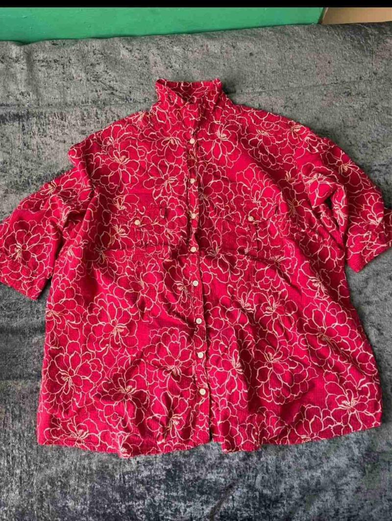 Camisa roja floreada vintage