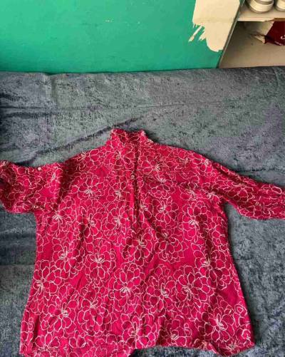 Camisa roja floreada vintage - miniatura 2