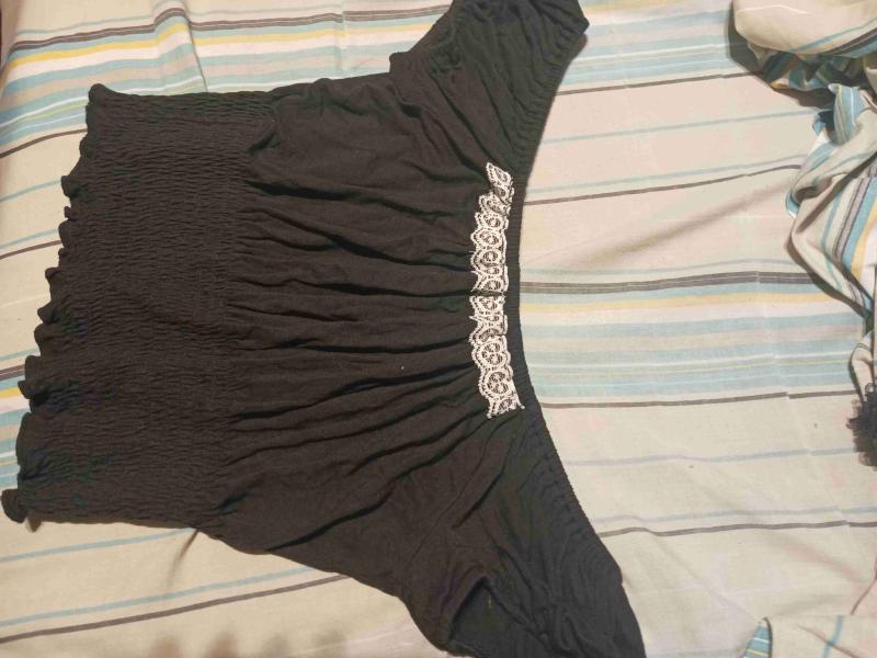 Blusa negra con encaje blanco
