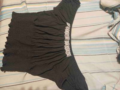 Blusa negra con encaje blanco - miniatura 1