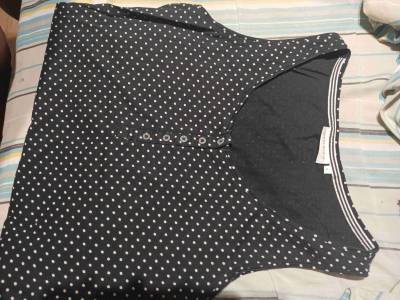 Blusa negra con encaje blanco - miniatura 3