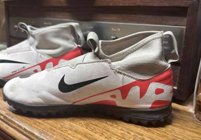 Zapatillas deportivas blancas y rojas número 34.5 - miniatura 1