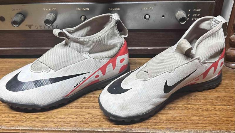 Zapatillas deportivas blancas y rojas número 34.5 - 2