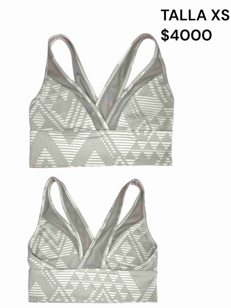 Top deportivo gris con patrón geométrico