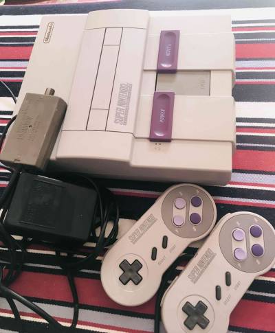 Super Nintendo con dos controles y 4 Juegos - miniatura 1