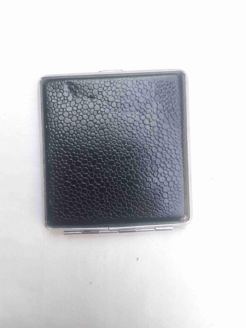 Estuche metálico negro texturizado