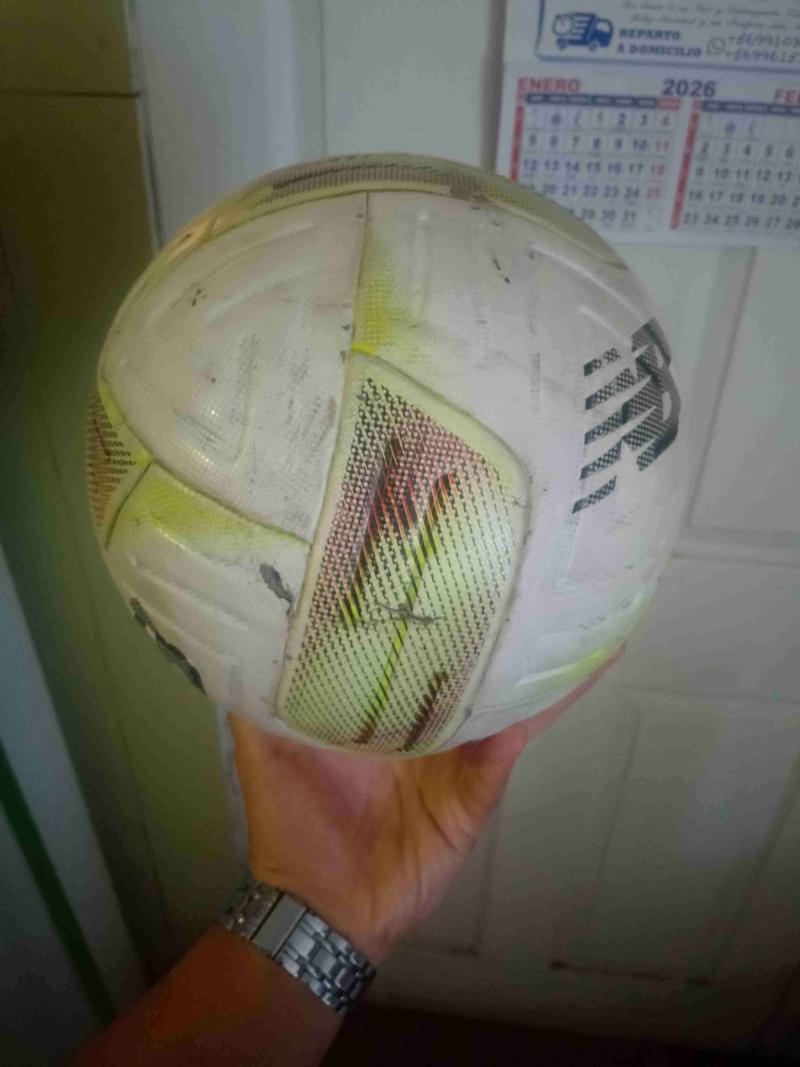 Pelota de fútbol usada - 2