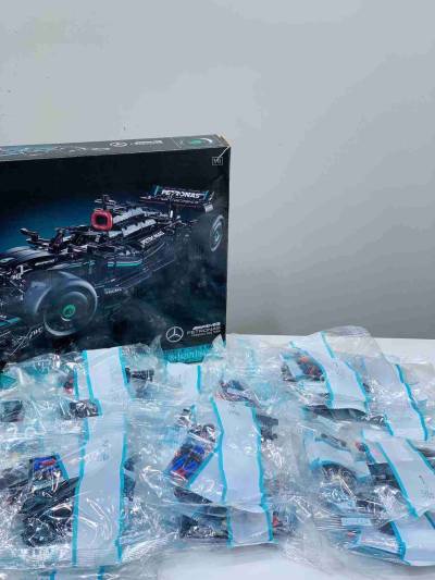 LEGO Technic Mercedes-AMG F1 - miniatura 2